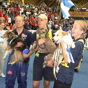 Suomen midijoukkue: Jaakko Knuutti & Simba, Tane Hakasalo & Vinski sek� maailmanmestarit Kaisa Eskola & Penni