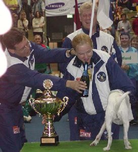 Palkintojenjaossa samppanja suihkusi. Tarjoamassa Pekka Tuomi minijoukkueesta, takana joukkueenjohtaja Pete Huotari.